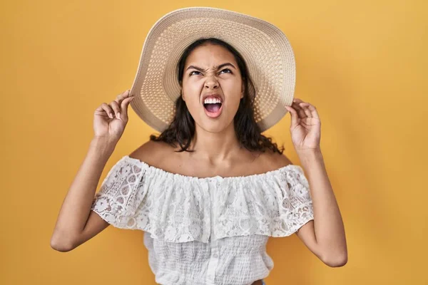 Young Brazilian Woman Wearing Summer Hat Yellow Background Angry Mad — Stock Photo, Image