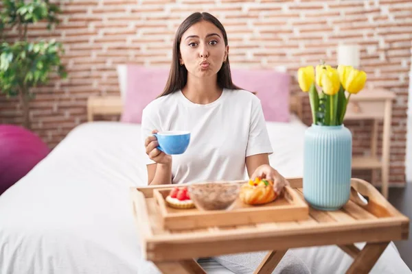 Kahvaltıda Hamur Işi Yiyen Genç Spanyol Kadın Yatakta Oturmuş Komik — Stok fotoğraf