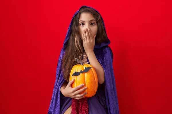Malá Hispánka Kostýmu Čarodějnice Halloween Zakrývající Ústa Rukou Šokovaná Vystrašená — Stock fotografie