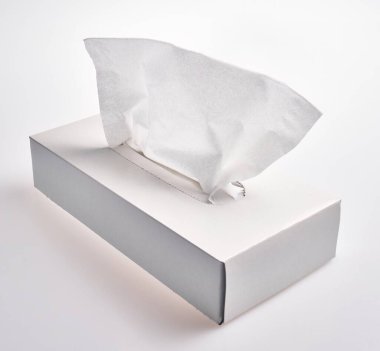  İzole edilmiş beyaz arkaplan üzerine bir kutu peçete