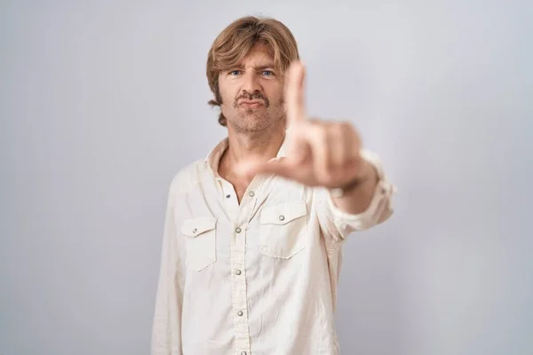 Hombre Mediana Edad Pie Sobre Fondo Aislado Apuntando Con Dedo —  Fotos de Stock