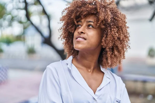 Afro Amerikalı Kadın Gülümsüyor Kendine Güveniyor Gökyüzüne Bakıyor — Stok fotoğraf