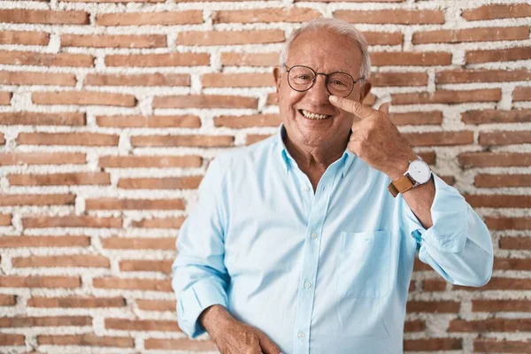 Senior Man Grey Hair Standing Bricks Wall Pointing Hand Finger — Stock Photo, Image