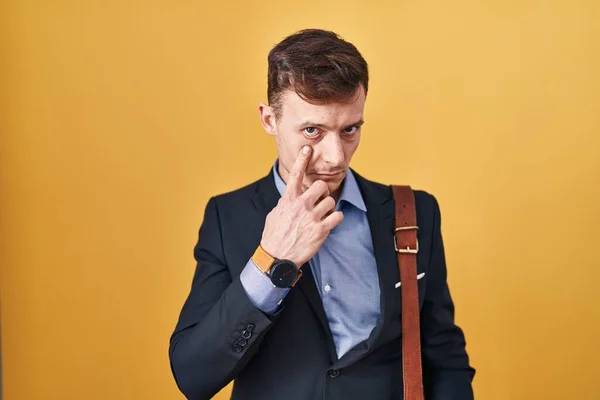Bělošský Obchodník Přes Žluté Pozadí Ukazující Oko Pozorující Vaše Gesto — Stock fotografie