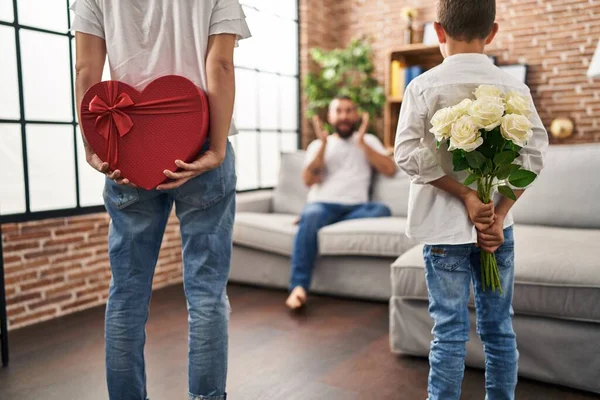 Family Surprise Father Gift Flowers Back Home — Zdjęcie stockowe