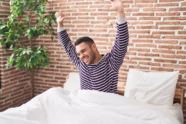 Νεαρός Ισπανός Ξυπνά Τεντώνοντας Χέρια Του Στην Κρεβατοκάμαρα — Φωτογραφία Αρχείου