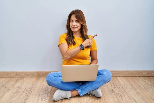 Spaanse Vrouw Met Behulp Van Laptop Zitten Vloer Thuis Wijzen — Stockfoto