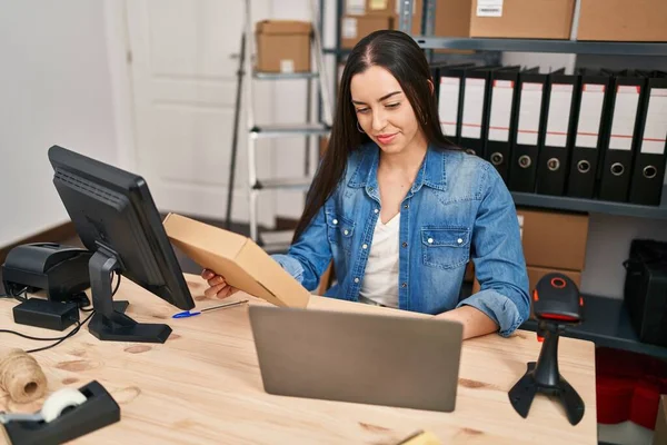Genç Güzel Spanyol Kadın Kadını Ofiste Dizüstü Bilgisayar Paketi Kullanıyor — Stok fotoğraf