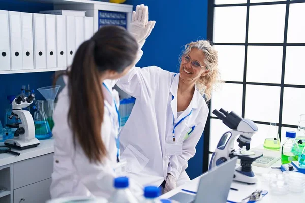 Duas Mulheres Cientistas Cinco Com Mãos Levantadas Trabalhar Laboratório — Fotografia de Stock