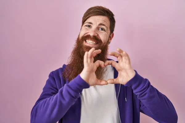 Homem Caucasiano Com Barba Longa Sobre Fundo Rosa Sorrindo Amor — Fotografia de Stock