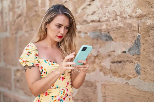 Jonge Mooie Spaanse Vrouw Met Behulp Van Smartphone Met Ontspannen — Stockfoto