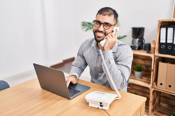 Jovem Hispânico Homem Empresário Falando Por Telefone Usando Laptop Escritório — Fotografia de Stock