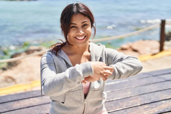 Junge Hispanische Frau Trägt Sportbekleidung Mit Stoppuhr Meer — Stockfoto