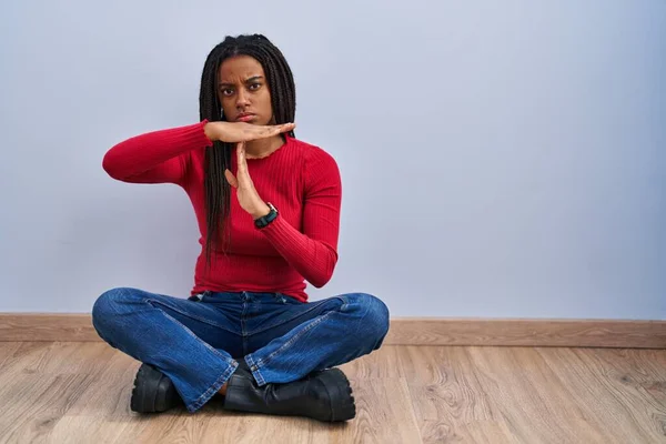 Joven Afroamericano Con Trenzas Sentado Suelo Casa Haciendo Tiempo Fuera —  Fotos de Stock
