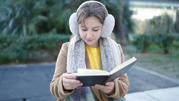 Молода Блондинка Читає Книгу Сидячи Лавці Парку — стокове фото