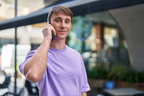 Jeune Homme Caucasien Souriant Confiant Parler Sur Smartphone Terrasse Café — Photo