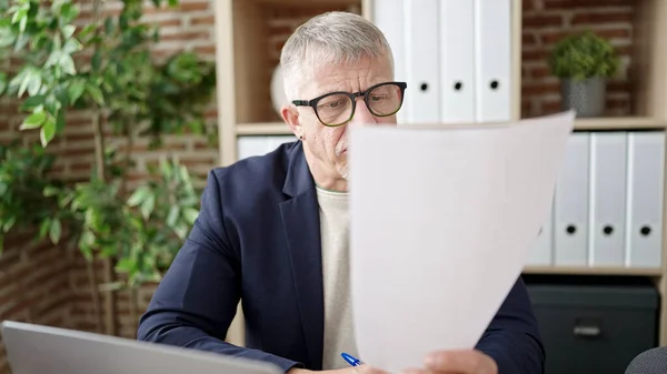 Orta Yaşlı Kır Saçlı Bir Adamı Ofiste Evrak Okuduğunu Vurguladı — Stok fotoğraf