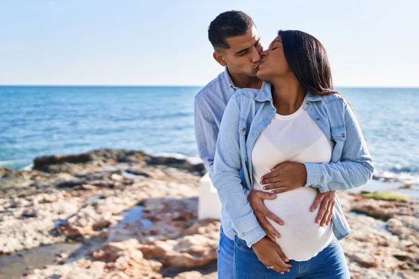 Jong Latijn Paar Verwachten Baby Knuffelen Elkaar Zoenen Aan Zee — Stockfoto