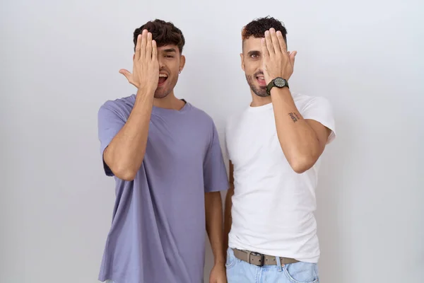 Homoseksueel Gay Paar Staande Witte Achtergrond Bedekken Een Oog Met — Stockfoto