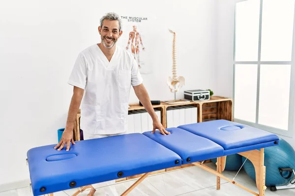 Grauhaariger Mann Mittleren Alters Physiotherapeut Lächelt Zuversichtlich Reha Klinik — Stockfoto