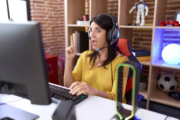 Hispánka Středního Věku Hraje Videohry Pomocí Sluchátek Ukazujících Prstem Nahoru — Stock fotografie