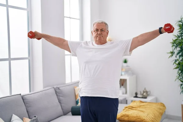 Hombre Pelo Gris Mediana Edad Usando Mancuernas Entrenamiento Casa — Foto de Stock