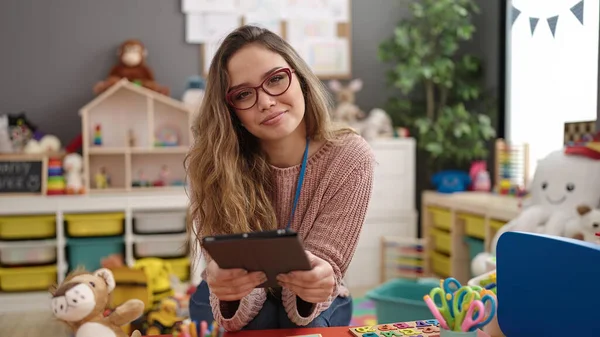 Młoda Piękna Latynoska Kobieta Nauczyciel Przedszkola Uśmiechnięta Pewnie Pomocą Touchpad — Zdjęcie stockowe