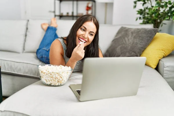 Jong Mooi Latino Vrouw Kijken Film Eten Popcorn Thuis — Stockfoto