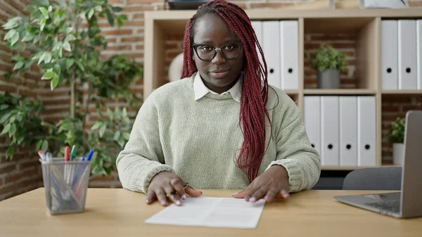 Afrikaanse Vrouw Met Gevlochten Haar Ondertekenen Van Een Document Kantoor — Stockfoto