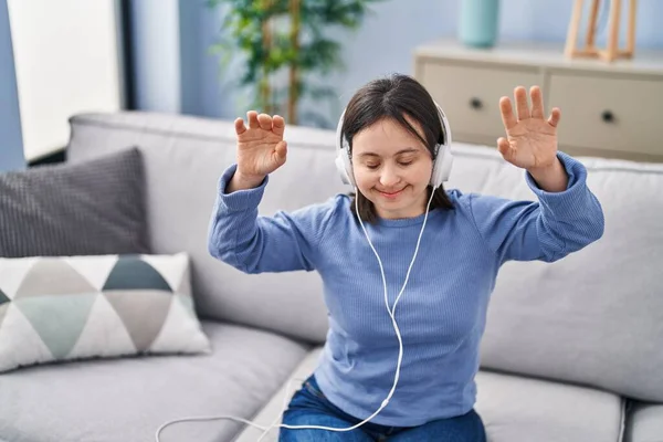 Mladá Žena Downovým Syndromem Poslouchá Hudbu Sedící Doma Pohovce — Stock fotografie