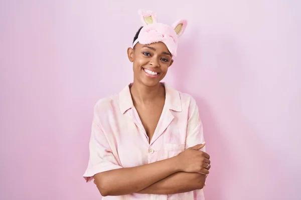 Mulher Afro Americana Usando Máscara Sono Pijama Rosto Feliz Sorrindo — Fotografia de Stock