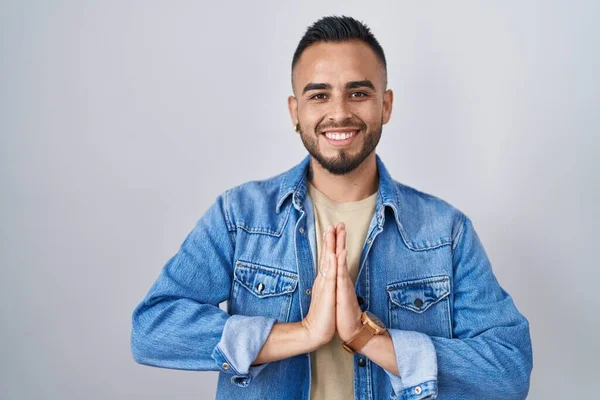Young Hispanic Man Standing Isolated Background Praying Hands Together Asking — Stock Photo, Image