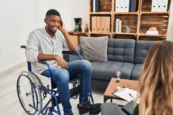 Afrikanischer Mann Der Rollstuhl Eine Therapie Macht Lächelt Mit Der — Stockfoto