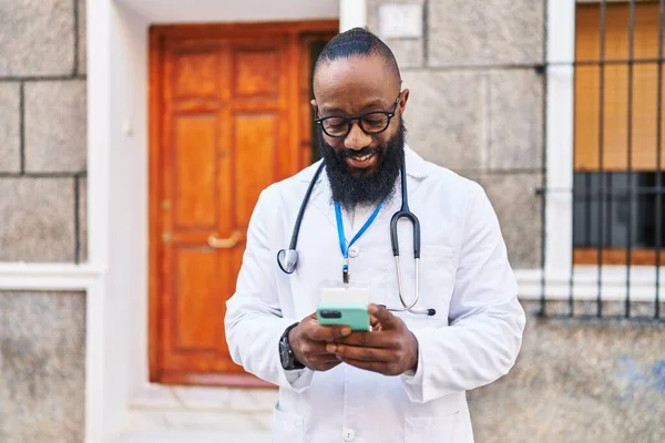 Hombre Afroamericano Joven Vistiendo Uniforme Médico Usando Teléfono Inteligente Hospital — Foto de Stock