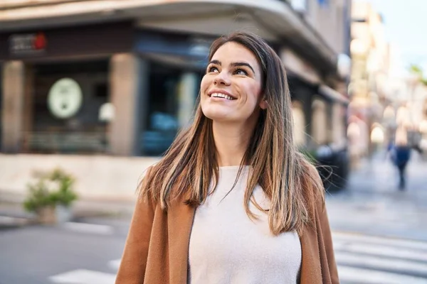 Joven Mujer Hispana Hermosa Sonriendo Confiada Mirando Cielo Calle —  Fotos de Stock