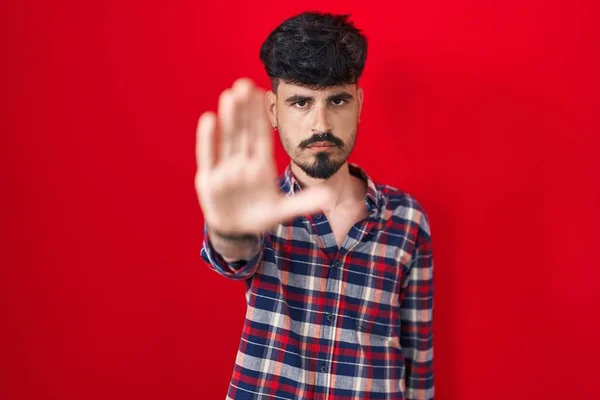 Mladý Hispánec Plnovousem Stojící Nad Červeným Pozadím Přestal Zpívat Dlaní — Stock fotografie