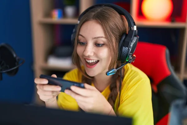 Jovem Mulher Loira Streamer Jogando Videogame Usando Smartphone Sala Jogos — Fotografia de Stock