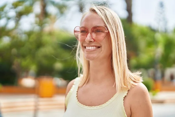 Young Blonde Woman Smiling Confident Wearing Heart Sunglasses Park — ストック写真