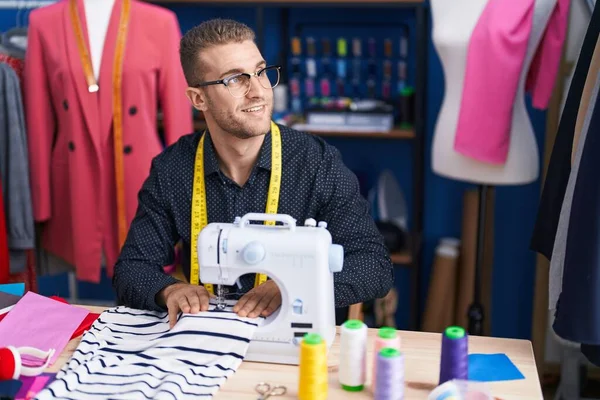 Young Caucasian Man Tailor Smiling Confident Using Sewing Machine Clothing — Stock Fotó