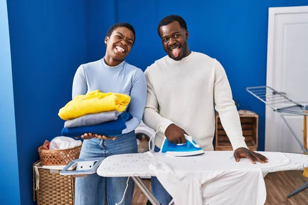 Jeune Couple Afro Américain Repassage Vêtements Buanderie Coller Langue Heureux — Photo