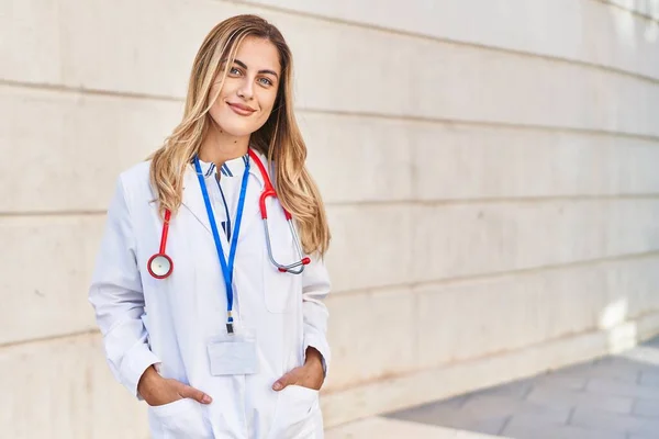 Hastanede Duran Doktor Üniforması Giyen Genç Sarışın Kadın — Stok fotoğraf