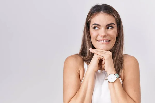 Spaanse Jonge Vrouw Staan Witte Achtergrond Lachen Nerveus Opgewonden Met — Stockfoto