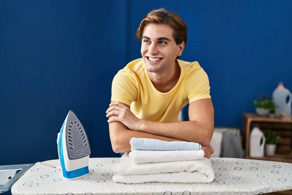 Young Caucasian Man Smiling Confident Leaning Ironing Board Laundry Room — Stockfoto