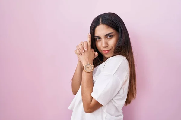 Jonge Arabische Vrouw Die Roze Achtergrond Staat Met Symbolisch Pistool — Stockfoto