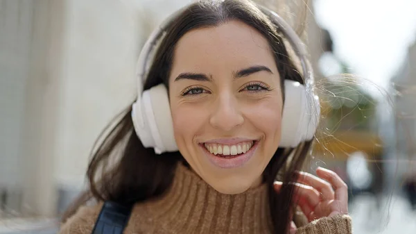 Νεαρή Όμορφη Ισπανόφωνη Γυναίκα Χαμογελά Αυτοπεποίθηση Ακούγοντας Μουσική Στο Δρόμο — Φωτογραφία Αρχείου