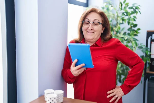 Senior Woman Business Worker Using Touchpad Working Office — Stock Photo, Image