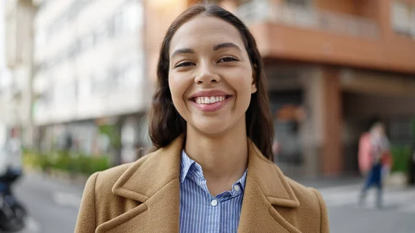 Jonge Mooie Spaanse Vrouw Glimlachend Vol Vertrouwen Straat — Stockfoto