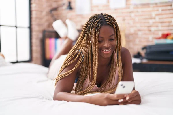 Mujer Afroamericana Usando Smartphone Acostado Cama Dormitorio — Foto de Stock