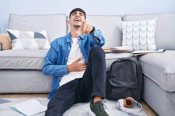 Ung Latinamerikansk Man Sitter Golvet Studerar För Universitetet Skrattar Dig — Stockfoto