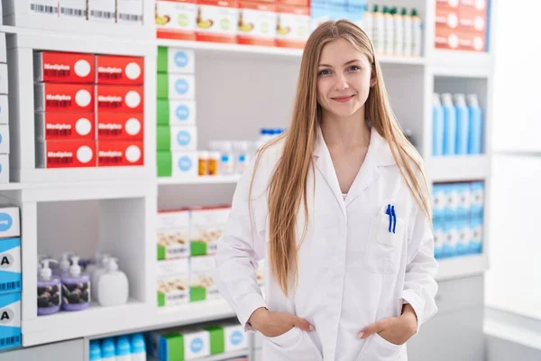 Young Caucasian Woman Pharmacist Smiling Confident Standing Pharmacy — Foto de Stock